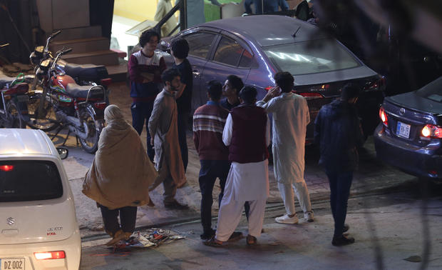 21 Mart 2023'te Pakistan'ın Rawalpindi kentinde meydana gelen şiddetli depremin ardından insanlar sokaklarda görülüyor.