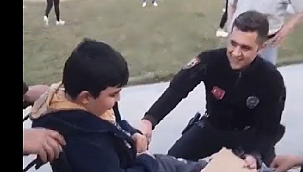 Polis Engelli Çocuğu Mutluluktan Ağlattı