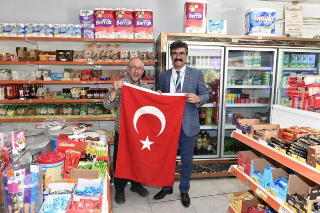 Sarıçam Belediyesi'nden Cumhuriyetin 99. Yılına Özel Bayrak Dağıtımı