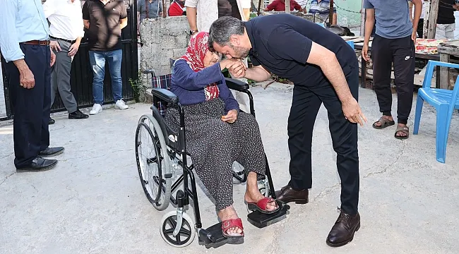 Yüreğir Belediye Başkanı Kocaispir'den, Yaşlı Teyzeye Tekerlekli Sandalye