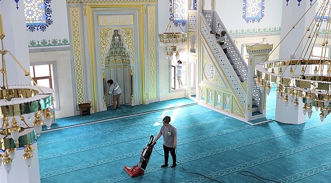Depremzedelerin Sığındığı Camiler Özenle Temizleniyor