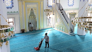 Depremzedelerin Sığındığı Camiler Özenle Temizleniyor