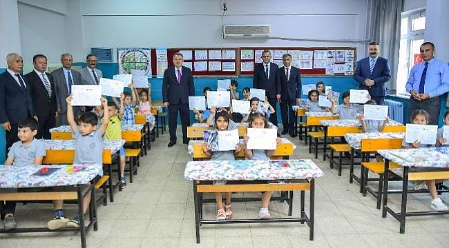 Vali Elban Konteyner Robotik ve Kodlama Sınıfını Ziyaret Etti Karne Dağıttı