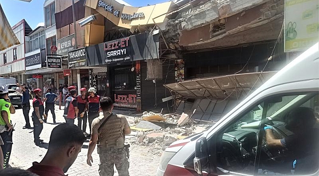 Osmaniye'de Hasarlı Bina Çöktü, Yoldan Geçen 3 Kişi Yaralandı 