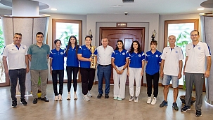 Şampiyonluk kupasını Akay'a armağan ettiler