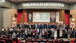 Mazlumder Kayseri'de Plaket Verdi