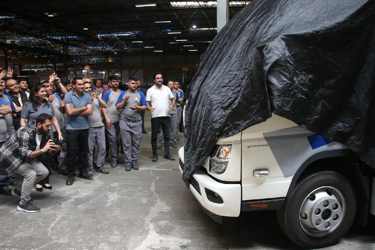Adana'da Üretildi! 40. Yılı Böyle Taçlandırdı! O Elektrikli Kamyonetler Görücüye Çıktı
