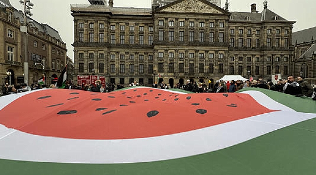 İsrail'in Gazze Saldırıları, Amsterdam'da Yüzlerce Kişinin Katılımıyla Protesto Edildi