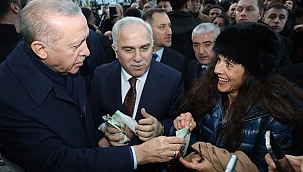 Cumhurbaşkanı Erdoğan, Sultanahmet'te vatandaşların kandilini kutladı