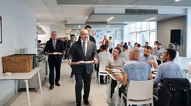 VALİ KÖŞGER İŞÇİLERLE AYNI SOFRAYI PAYLAŞTI