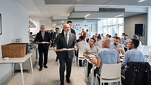 VALİ KÖŞGER İŞÇİLERLE AYNI SOFRAYI PAYLAŞTI 