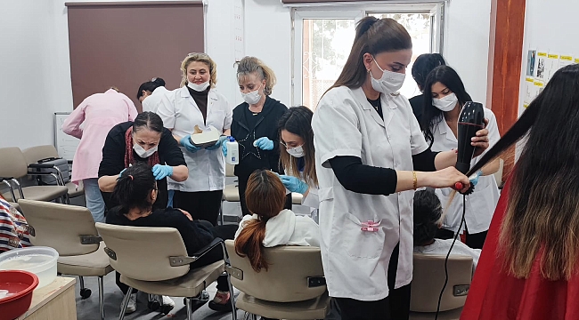 ÇUKUROVA HALK EĞİTİMİ MERKEZİ'NDEN GÖNÜLLERE DOKUNAN BAYRAM HEDİYESİ 