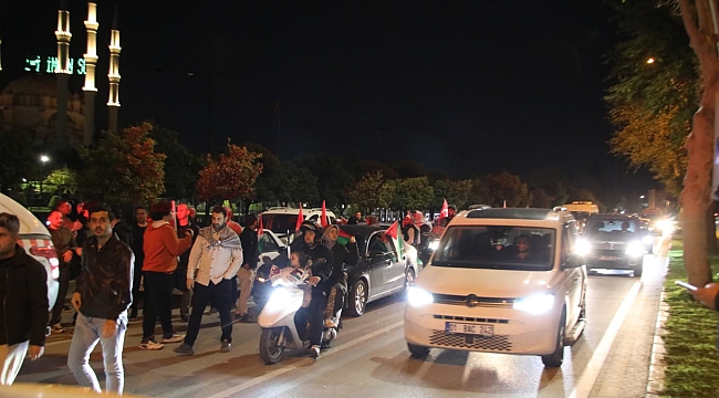 ADANA'DAN GAZZE'YE MEŞALELİ DAYANIŞMA: YÜZLERCE ARAÇLIK KONVOYLA SOYKIRIMA LANET 