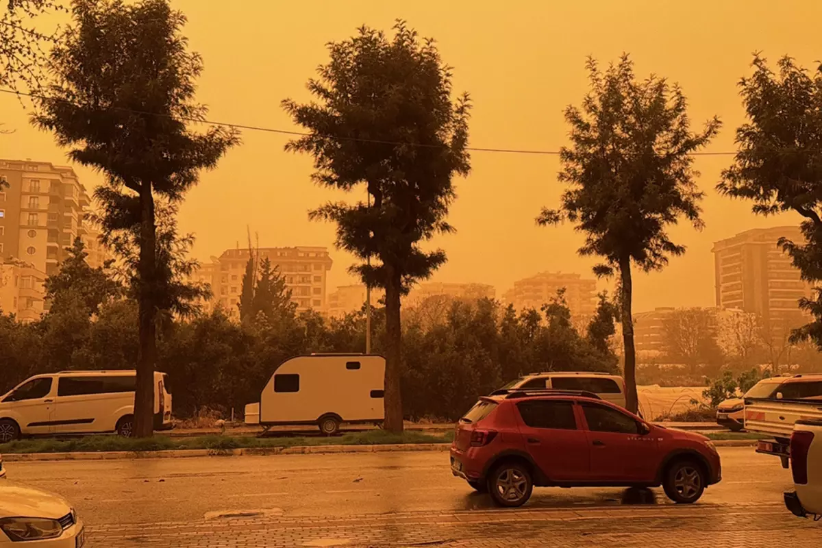 Afrika'dan gelen çöl tozu Türkiye'ye giriş yaptı! Bazı illerimizde göz gözü görmüyor 