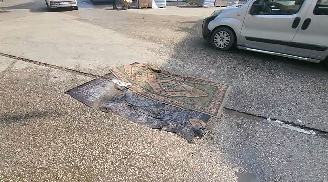 Adana'da Altyapı Sorununa "Halı"lı Çözüm: Hacı Bayram Esnafı Çukurları Halıyla Kapattı 