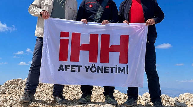 İHH Arama Kurtarma Adana'dan 15 Temmuz'un 10. Yılında Anlamlı Zirve Tırmanışı